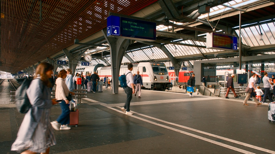 列車の発車案内を確認する駅のホーム