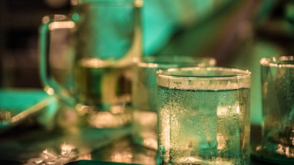 テーブルに置かれた飲みかけのグラス