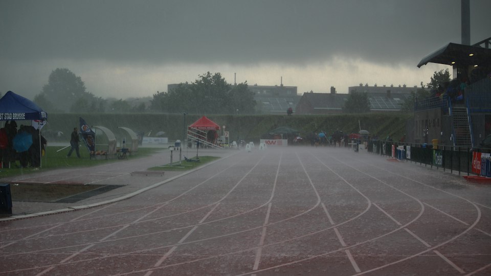 雨の中を走るランナー