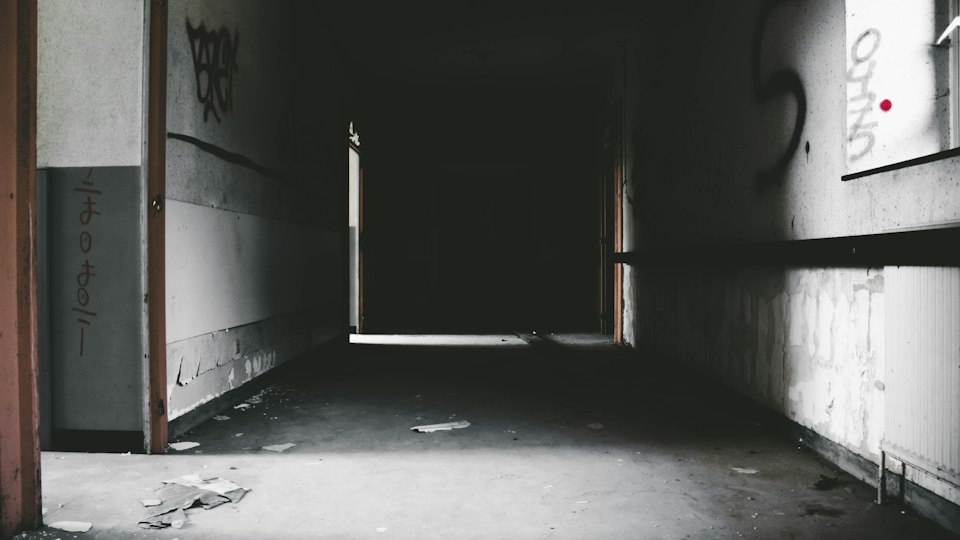 暗い路地の様子