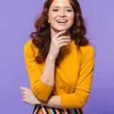 自信ありげな表情の女性