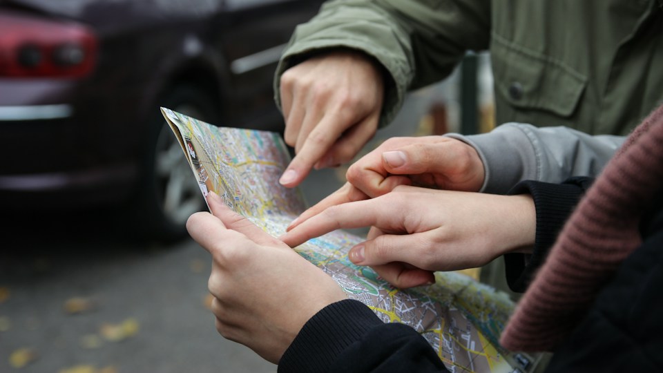 地図を見ながら道を確認する人々