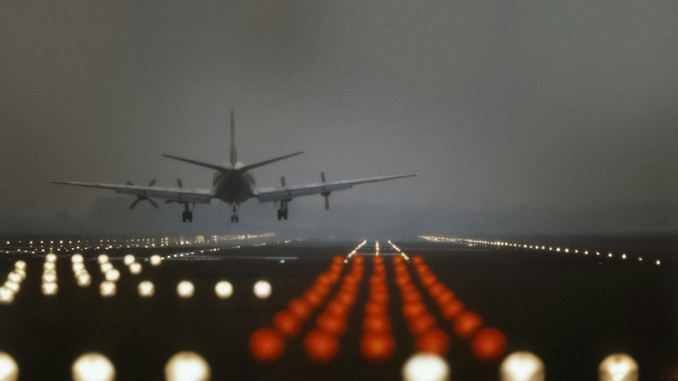 空港に着陸するプロペラ機
