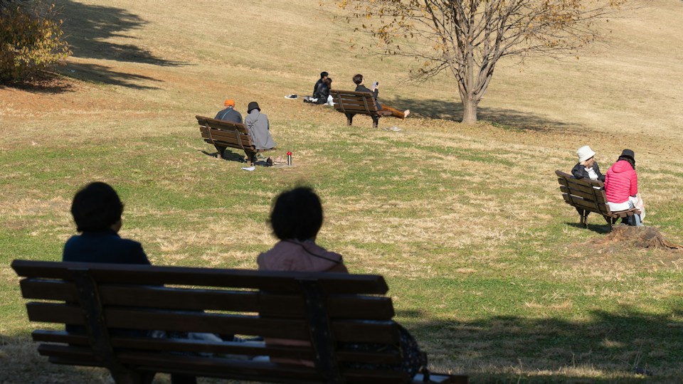 公園で休む人々
