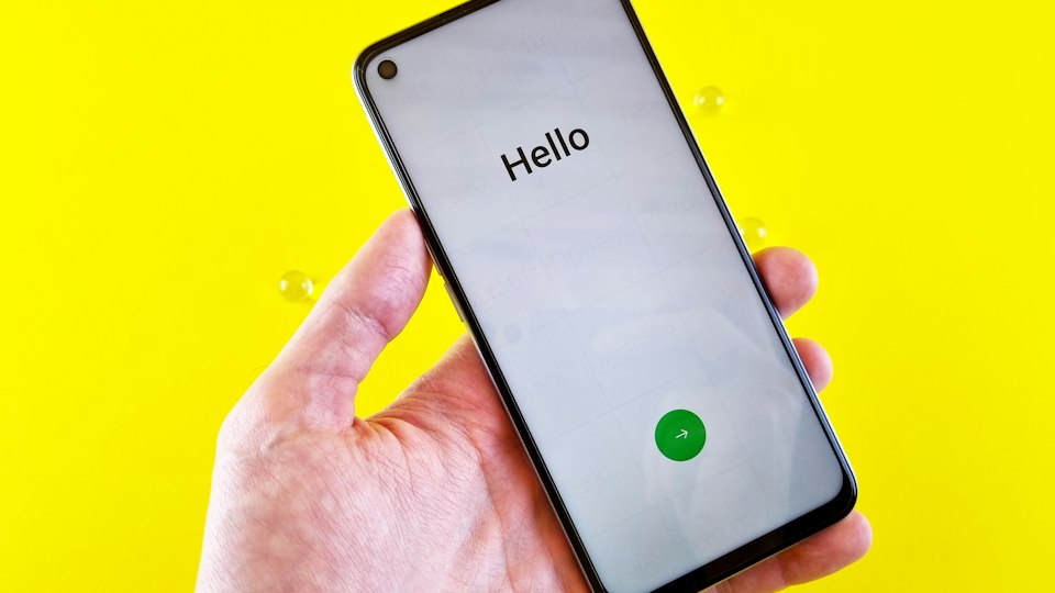 着信画面のスマートフォン