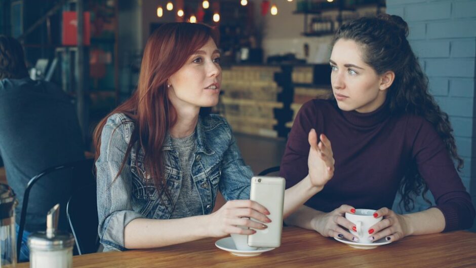 カフェで本音を話す二人の女性