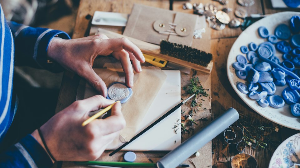 職人が手作業で作る様子