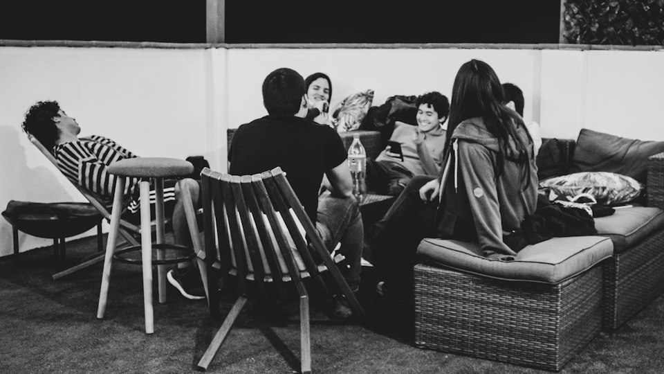 ベンチに座って話す人々