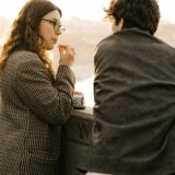 並んで立ち、率直に話す男女