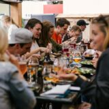 食卓を囲んで会話を楽しむ人々
