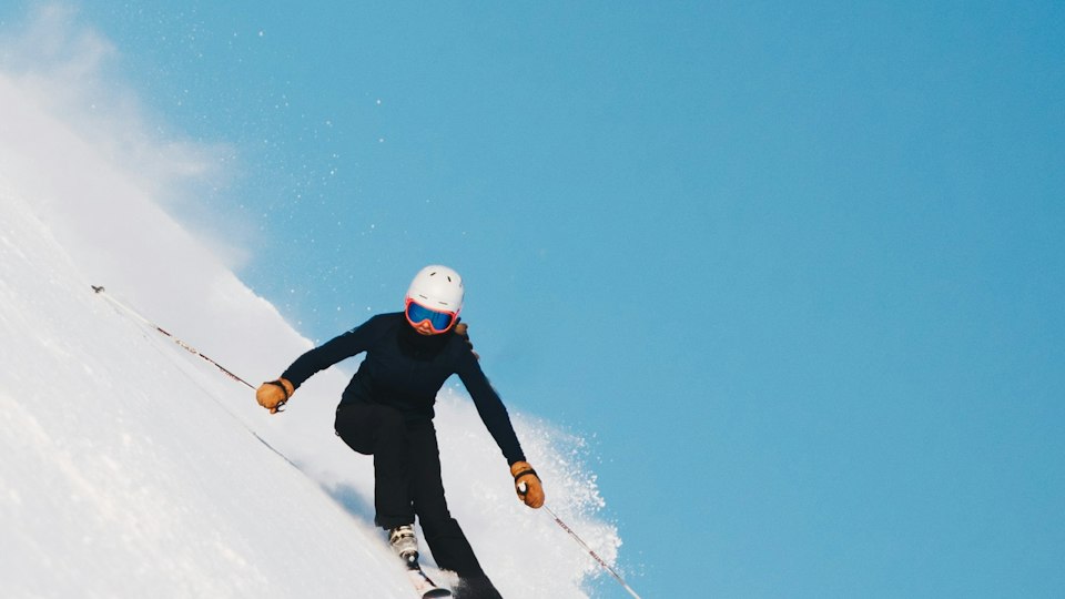 雪山でスキーを楽しむ人