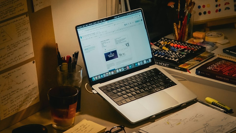 夜の机で勉強する様子