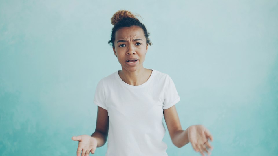 身ぶり手ぶりで話す女性