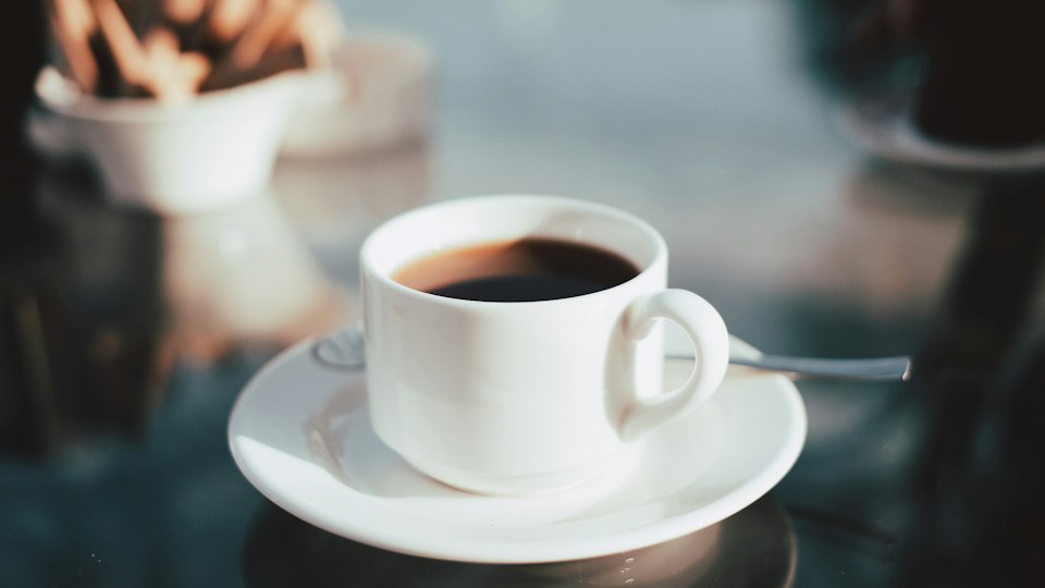 受け皿にのったコーヒーカップ