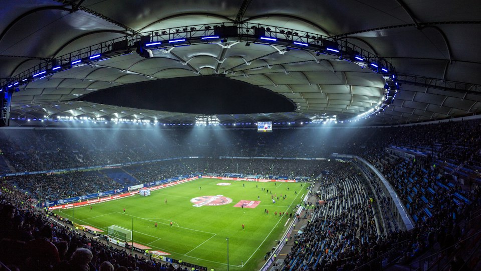 照明に照らされたサッカースタジアム