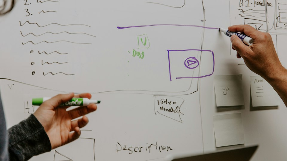 ホワイトボードに書き込む二人