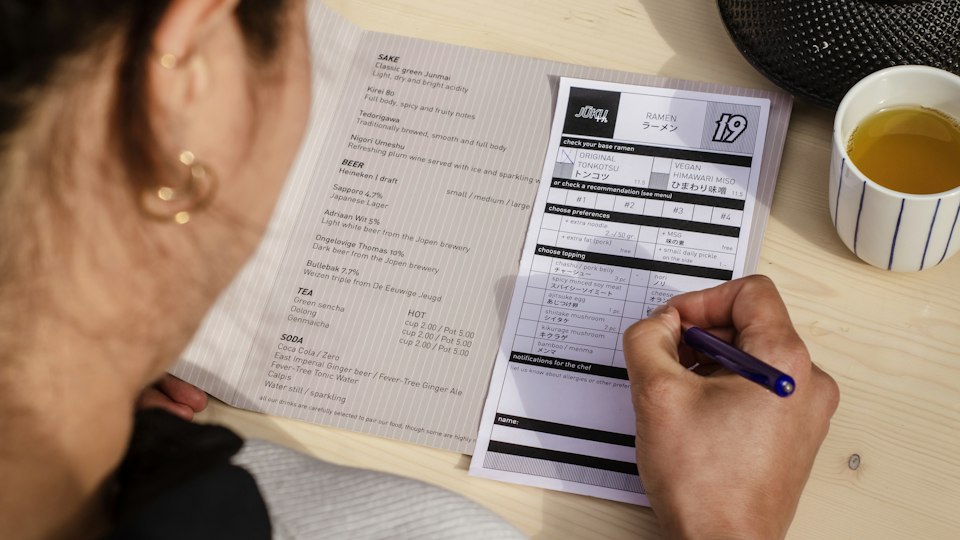 紙に予定を書き込む女性