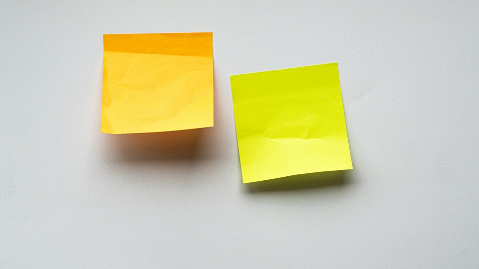 壁に貼られた2枚の付箋
