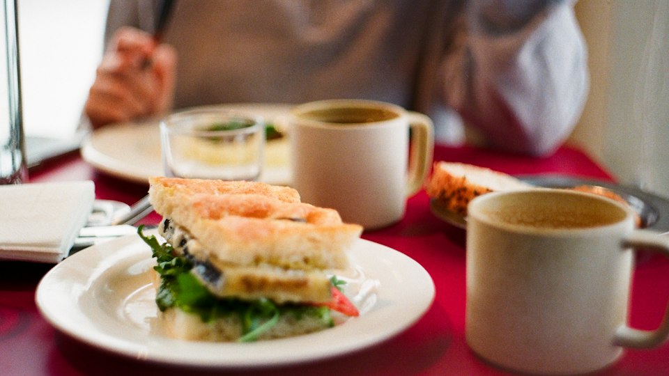 テーブルの上のサンドイッチとコーヒー