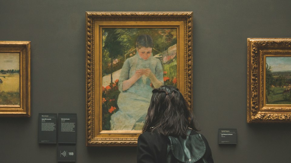 美術館で絵画を眺める女性