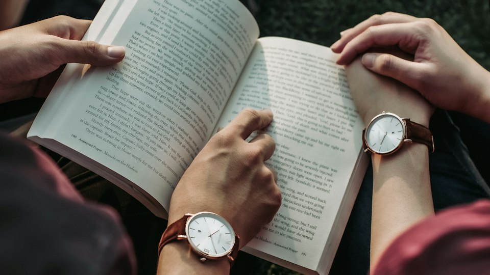 二人で同じ本を一緒に読んでいる様子