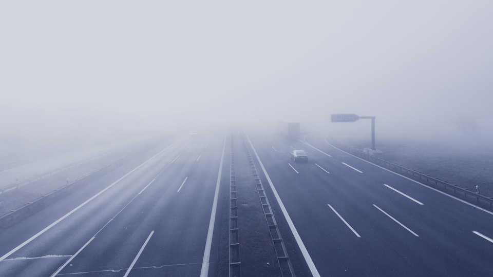 霧のかかった高速道路