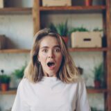 驚いた表情で口を開ける女性