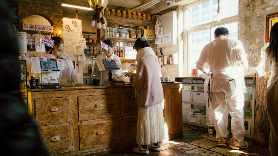 カウンターにお客さんが集まるにぎやかなベーカリーカフェ