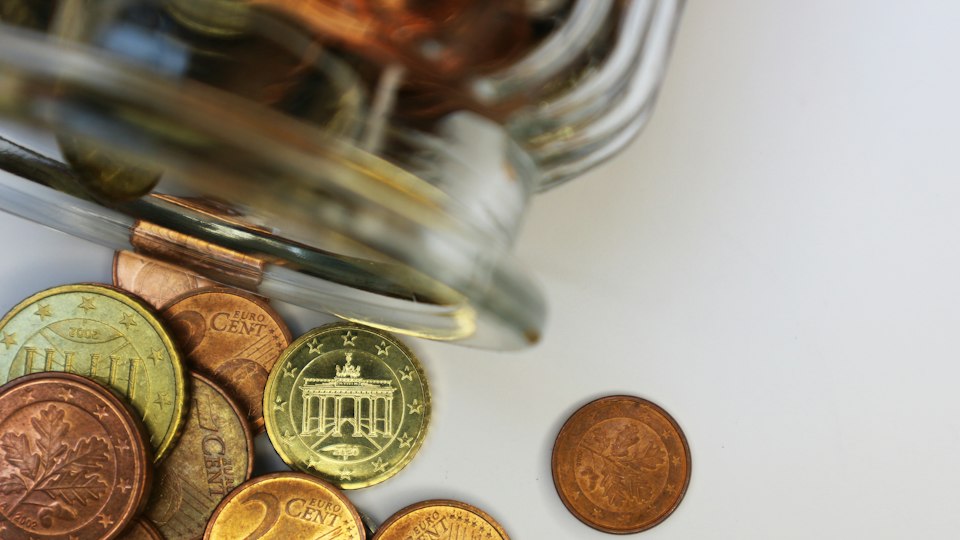 金色と銀色の丸いコイン
