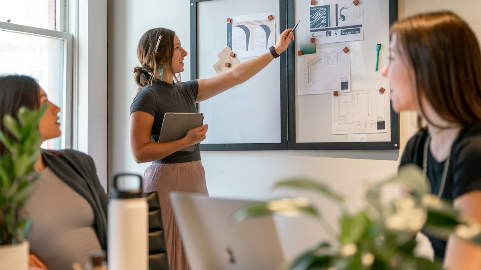 テーブルを囲んで作業する女性たち
