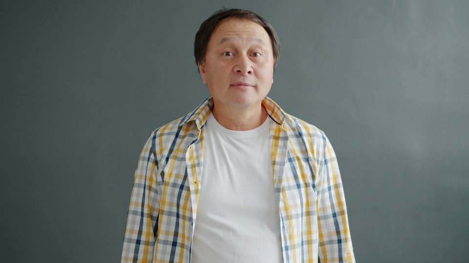 困惑して両手を広げる男性
